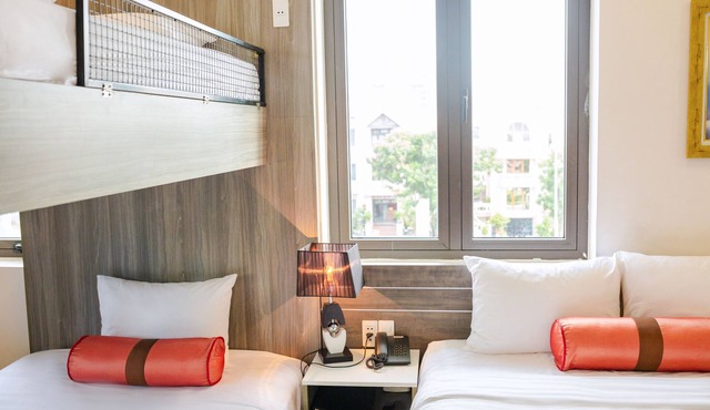 SPACIOUS YET COZY STUDIO AT ARIEL, NICE GARDEN, BEACH AREA, with BREAKFAST