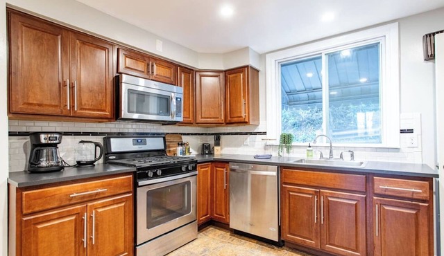 Spacious5BR Pittsburgh Retreat | 9 Beds&Workspaces