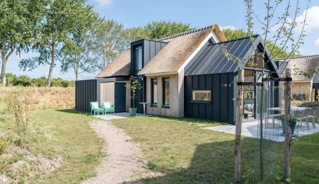 Spaciousness with a fresh, soft interior, that's how this beautiful 4-person chalet can be described