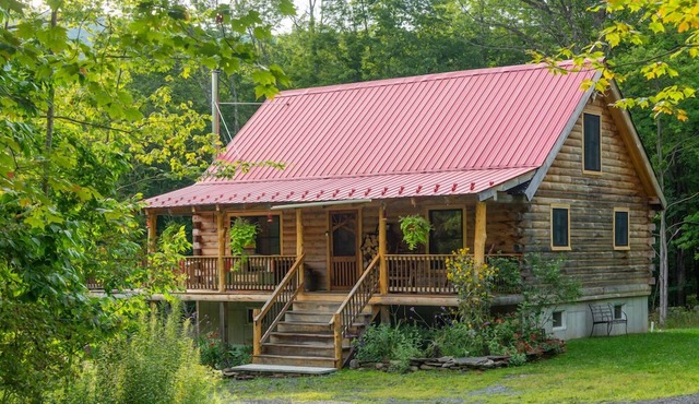 Sparkling Bespoke Cabin, Hot Tub, Firepit, Early Check-In, Cool and Cozy!