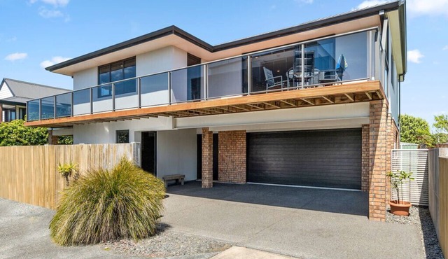 Sparkling Ocean Views - Papamoa Holiday House