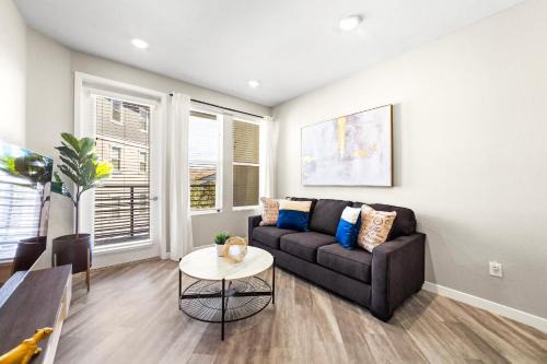 Sparks 1BR Water Views · Outdoor Season & Jacuzzi