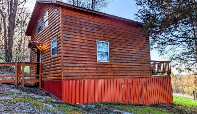 Sparta Serenity: Charming Cabin with Hot Tub and Scenic Farm Views in TN