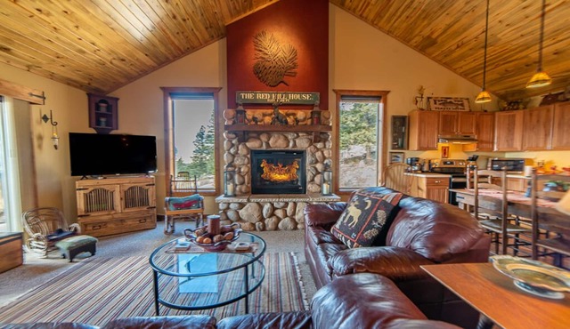 Special Pricing! Stunning Panoramic Views, Game Room, Wi-Fi & Pet Friendly - Red Hill House