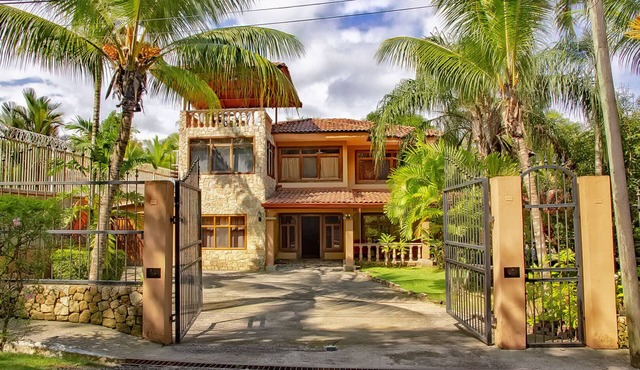 Spectacular 4/5 Bedroom 3.5 Bath 15 Minute walk to the Beach - Sleeps 15 - Pool!
