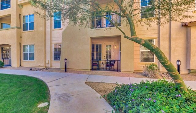 SPECTACULAR Ground Floor Condo Facing gorgeous COURTYARD!