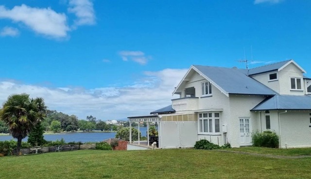 Spectacular Hamilton Lake Views