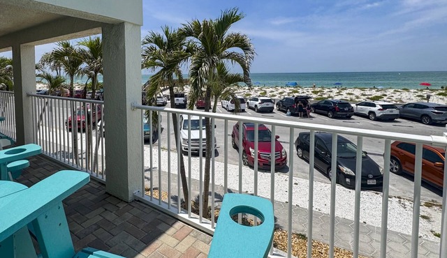Spectacular Location on Pass-A-Grille! Near Restaurants. Pool. Beach Views. Free City Parking Pass.
