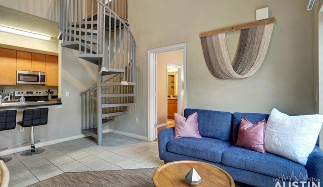Spectacular Location West Campus Apt for 8 plus Loft