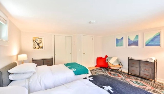 Spectacular Modern Farmhouse - Town, Hike & Swim