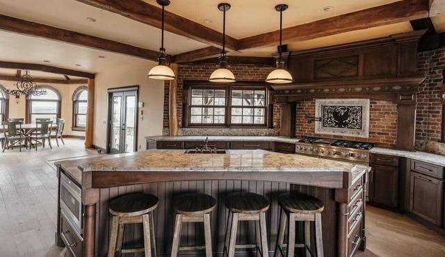 Spectacular Mountain Getaway/6 Bedroom Home with Studio and Panoramic Views