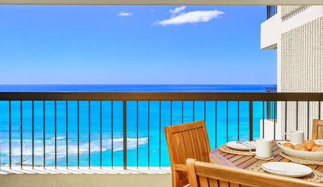 SPECTACULAR OCEAN VIEW! A/C, Wi-Fi, Pool, FREE Valet Parking, Steps to Beach!