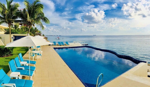 Spectacular oceanfront condo! 3 Bed 3 Bath with oceanside pool & best snorkeling