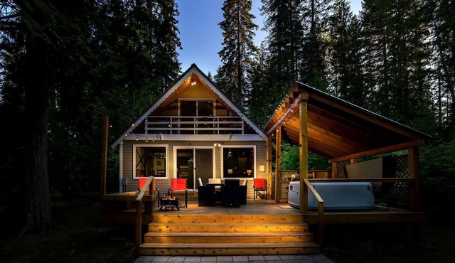 Spectacular Riverfront Family Cabin with Hot-Tub and Barbecue in Leavenworth, Washington