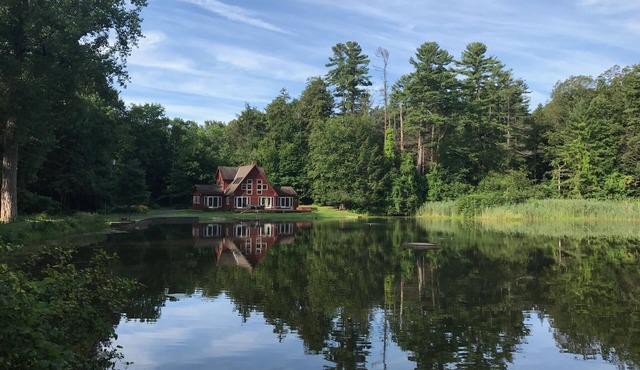 Spectacular setting on your own private lake close to it all!