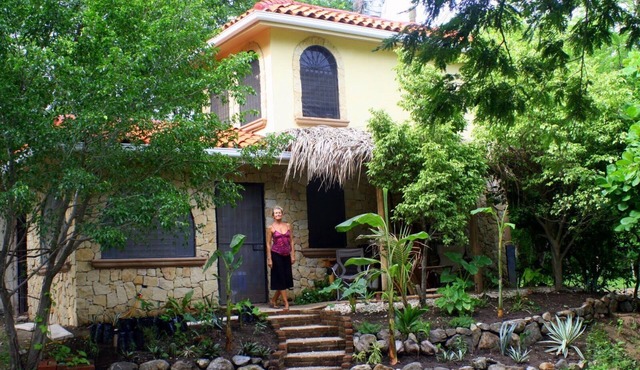 Spectacular Sunsets, Ridge Top Ocean View, Romantic Tropical Cottage