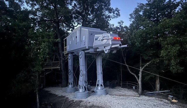 Spectacular Treehouse with Speeder Bike & Creek Views near Forestburg, Texas