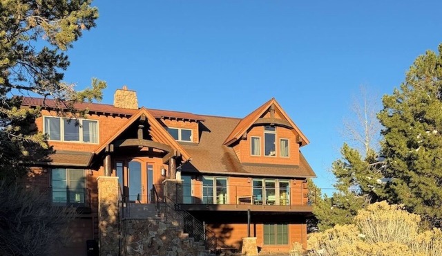 Spectacular views from rooms, deck & hot tub. Walk to historic downtown Basalt!