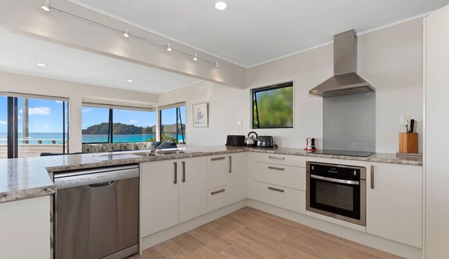 Spectacular Woolleys Bay - Matapouri Holiday Home