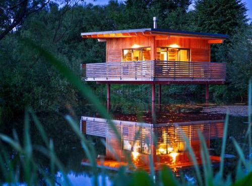 Spektakuläres Tiny House im Teich mit Terrasse und Kamin