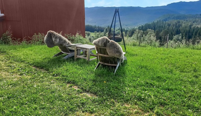Spend a wonderful time in this spacious house near the lake, Storvatnet