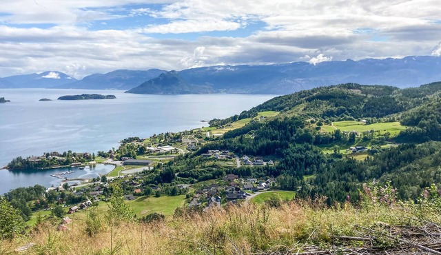 Spend an active and at the same time romantic vacation with a view of the Hardangerfjord.