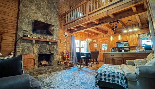 Spend July 4th Day at Happy’s Hideaway- Fiber Wifi and Hottub - Callaway Gardens