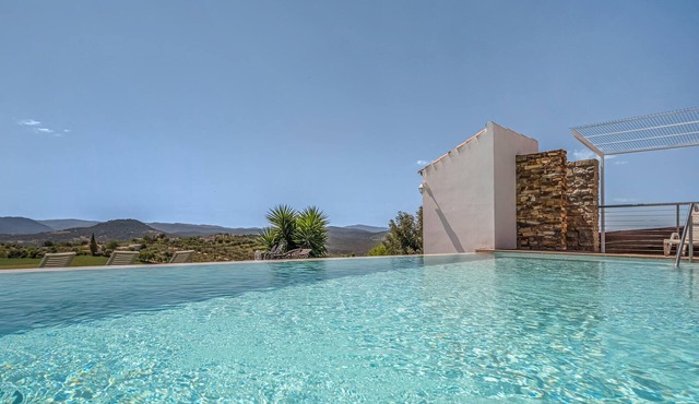 Spend the vacation in this inviting cottage with magnificent mountain panorama.