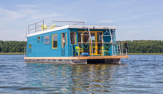 Spend your vacation differently - on this modern and colorful houseboat you can relax in the middle