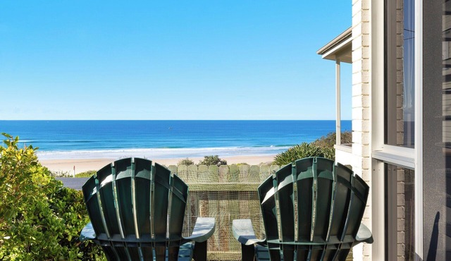 Spindrift Lowerdeck with Beach and Ocean views! Couples paradise 1 bed.
