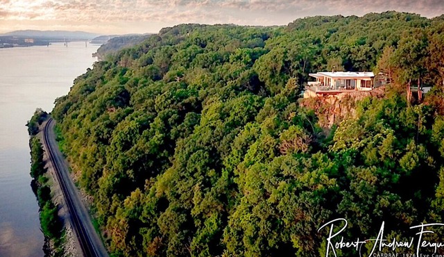 Splendid Isolation: Private Luxury. Breathtaking Modern Villa On Hudson Bluffs.