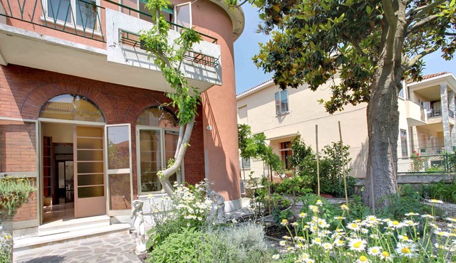 Splendid large and bright house with private garden