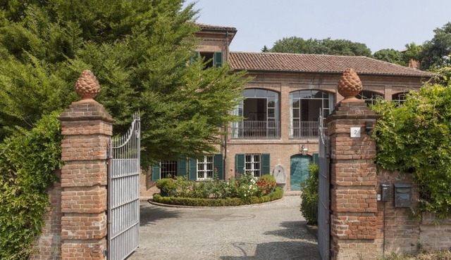 Splendid late nineteenth century villa on the hills of the Langhe and Monferrato.