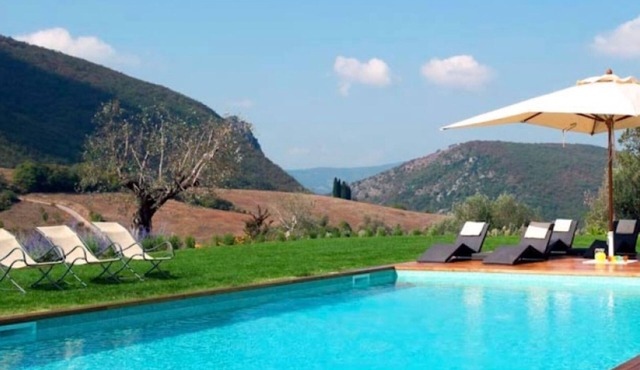Splendid luxury villa inside a large estate. Heated private pool