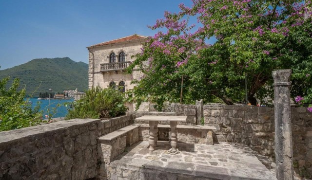 Splendid two-storey villa by the sea!