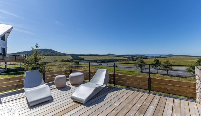 Splendid upscale chalet with exceptional views, located just a few minutes from the ski slopes
