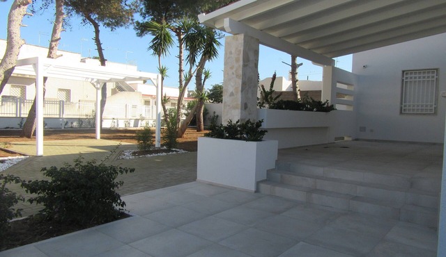 SPLENDID VILLA WITH PINETA A FEW METERS FROM THE SEA