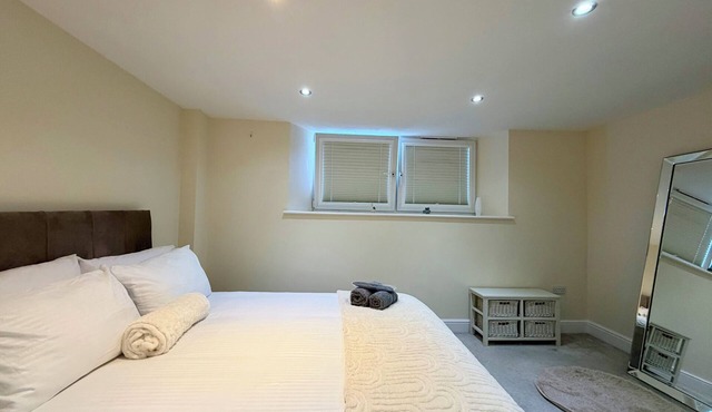 Split Level 2 Double Bedroom Apartment next to Streatham Station