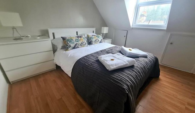 Split level luton town center flat