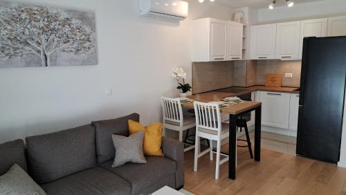 Split Terrace & Free Parking Apartment