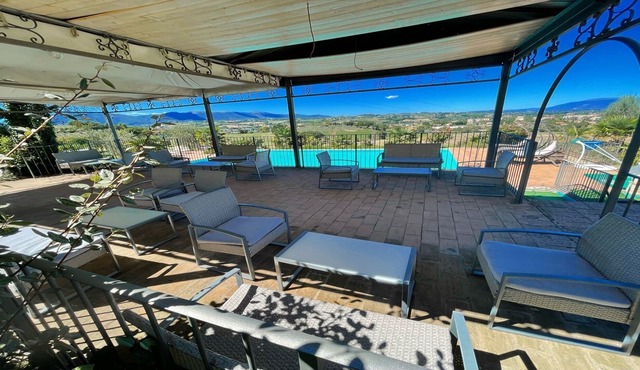 Spoleto Poolside/0.7 kms to central Spoleto/sleeps 20/Wifi+aircon.