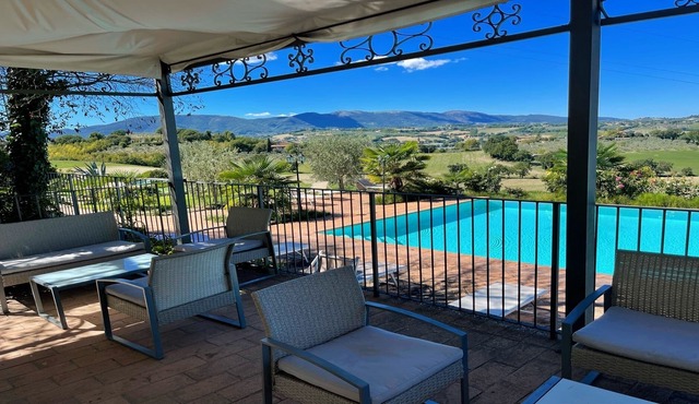 Spoleto Poolside/0.7 kms to central Spoleto/sleeps 20/Wifi+aircon.