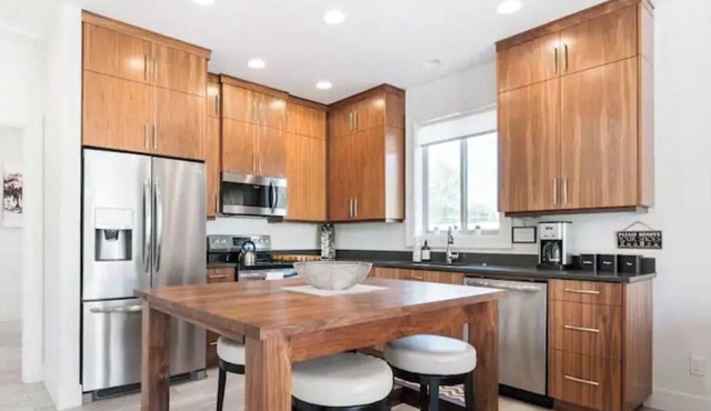 Spotless Modern Steps from the Best Shops and Restaurants.
