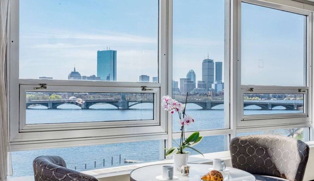 Sprawl out in a Spacious Suite! Near Boston Children's Museum!