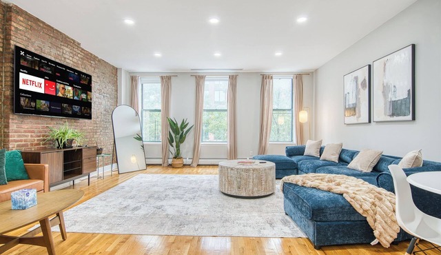 Sprawling 2BR w King Bed, fast WiFi, 20 minutes to Times Square!