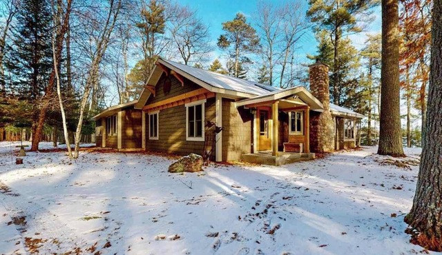 Sprawling lakeside home with dock, kayaks, pool table, fireplace, grill, & AC