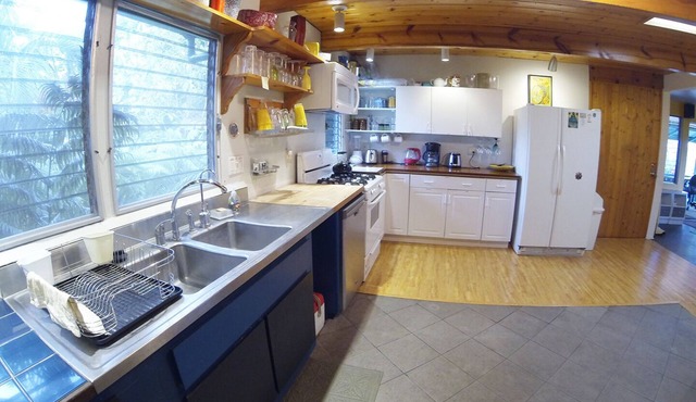Sprawling Mid-Century Hawaiian Home with Swimming Pool + Spa + AC!