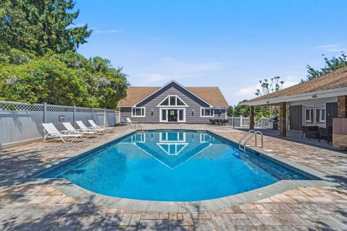 Sprawling Southampton Home: Private Pool