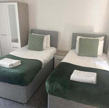 Spring Crescent Apartments - Spacious 1 Bed with Parking, Sleeps 4