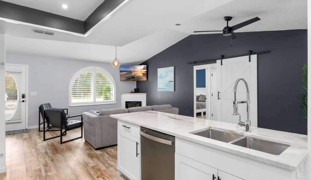Spring Hill, 4 Bedroom, Pool & Golf Course!